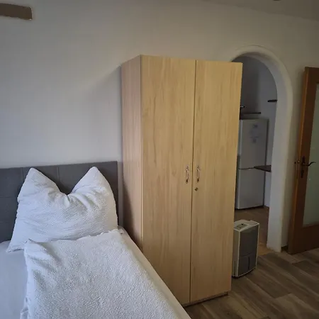 Krummnussbaum * Krumnussbaum