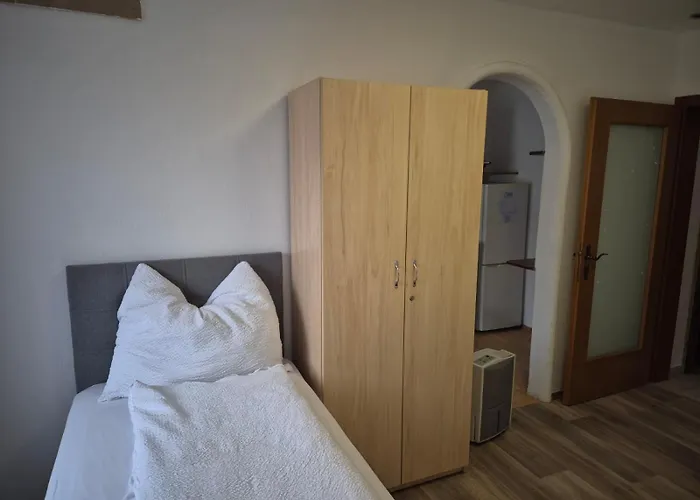 Krummnußbaum * Krumnussbaum